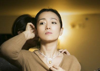 54岁巩俐近照曝光：透视装搭配红色长裙,巩俐年轻时图片