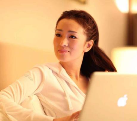 54岁巩俐近照曝光：透视装搭配红色长裙,巩俐年轻时图片