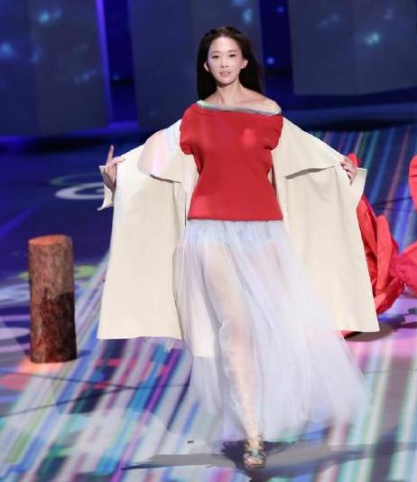 林志玲小露雪肩：眸灿笑美翻众人,林志玲罕见青涩旧照