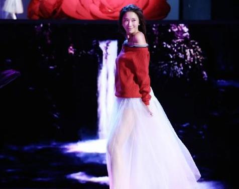 林志玲小露雪肩：眸灿笑美翻众人,林志玲罕见青涩旧照