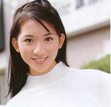 林志玲小露雪肩：眸灿笑美翻众人,林志玲罕见青涩旧照