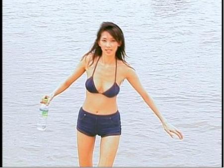 林志玲小露雪肩：眸灿笑美翻众人,林志玲罕见青涩旧照