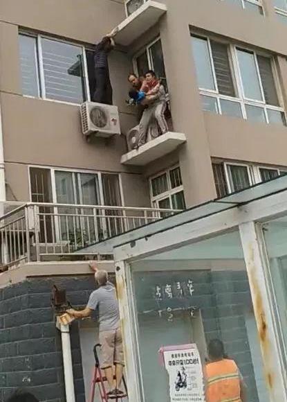 两岁半男孩4楼坠落：现场惊险一幕画面（组图）