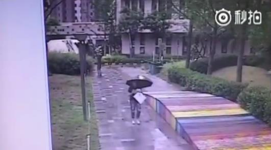 女子打滴滴遭司机尾随:一名黑衣男子距离百米尾随(图) 女子打滴滴遭司机尾随:一名黑衣男子距离百米尾随(图)