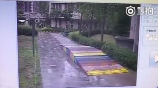 女子打滴滴遭司机尾随:一名黑衣男子距离百米尾随(图) 女子打滴滴遭司机尾随:一名黑衣男子距离百米尾随(图)