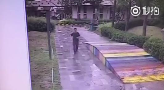 女子打滴滴遭司机尾随:一名黑衣男子距离百米尾随(图) 女子打滴滴遭司机尾随:一名黑衣男子距离百米尾随(图)