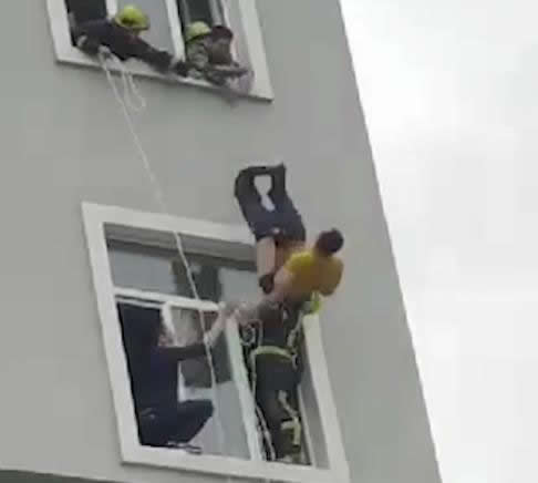 自解腰带坠楼身亡 网友：人生苦短，为啥走极端