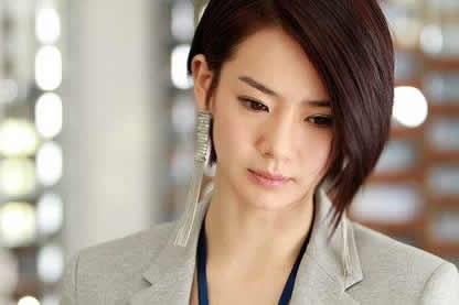 戚薇手抹眼影仿灭霸：草地上伸出左手打响指,戚薇美照流出