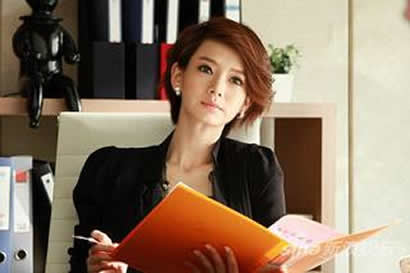 戚薇手抹眼影仿灭霸：草地上伸出左手打响指,戚薇美照流出