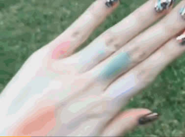 戚薇手抹眼影仿灭霸：草地上伸出左手打响指,戚薇美照流出