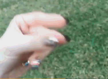 戚薇手抹眼影仿灭霸：草地上伸出左手打响指,戚薇美照流出