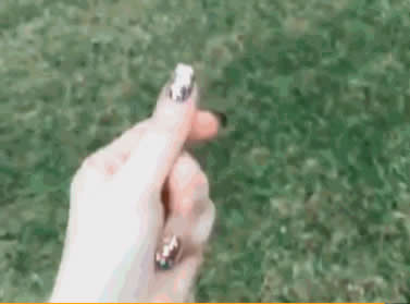 戚薇手抹眼影仿灭霸：草地上伸出左手打响指,戚薇美照流出