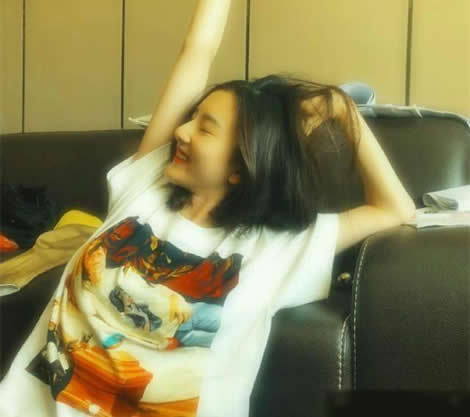 宋祖儿晒照：T恤图案有个性,宋组儿资料简介及性感照片