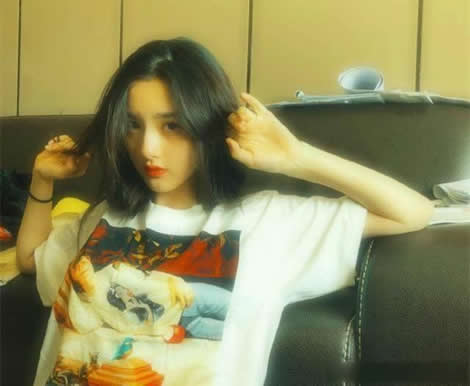 宋祖儿晒照：T恤图案有个性,宋组儿资料简介及性感照片