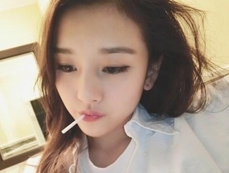 宋祖儿晒照：T恤图案有个性,宋组儿资料简介及性感照片