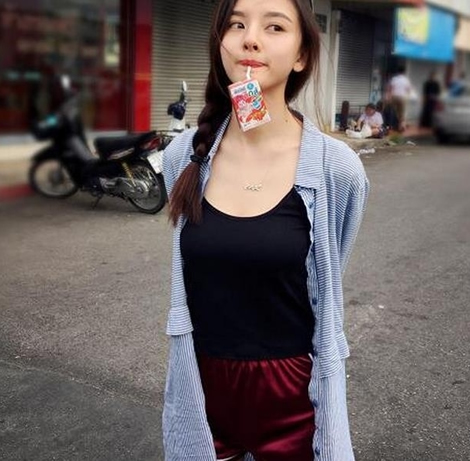 宋祖儿晒照：T恤图案有个性,宋组儿资料简介及性感照片