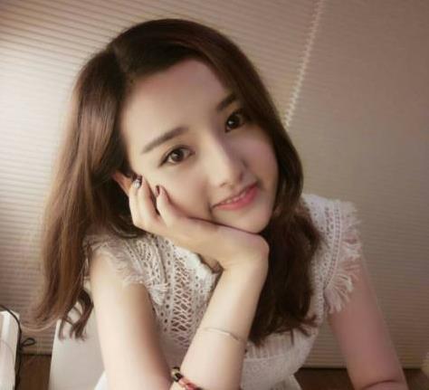 宋祖儿晒照：T恤图案有个性,宋组儿资料简介及性感照片