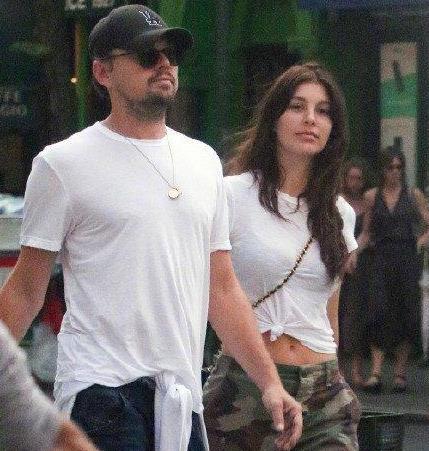 小李子牵女友街头走:小李子终于瘦了,瘦下来才是王道 小李子牵女友街头走:小李子终于瘦了,瘦下来才是王道