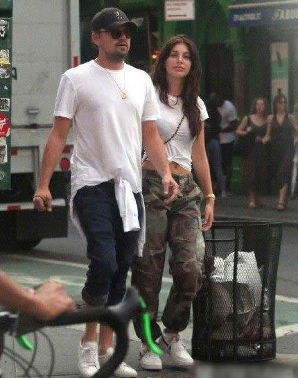 小李子牵女友街头走:小李子终于瘦了,瘦下来才是王道 小李子牵女友街头走:小李子终于瘦了,瘦下来才是王道