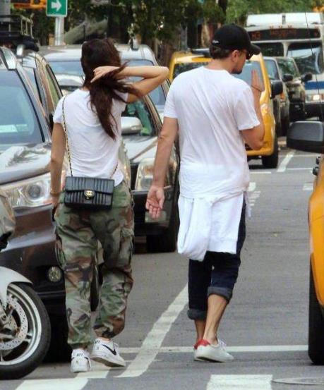 小李子牵女友街头走:小李子终于瘦了,瘦下来才是王道 小李子牵女友街头走:小李子终于瘦了,瘦下来才是王道