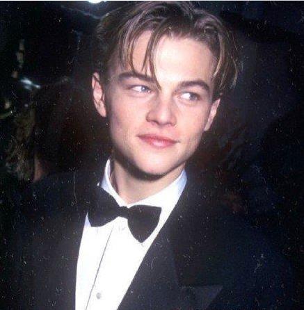 小李子牵女友街头走:小李子终于瘦了,瘦下来才是王道 小李子牵女友街头走:小李子终于瘦了,瘦下来才是王道