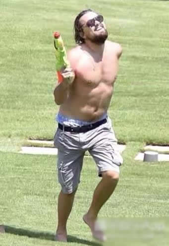 小李子牵女友街头走:小李子终于瘦了,瘦下来才是王道 小李子牵女友街头走:小李子终于瘦了,瘦下来才是王道