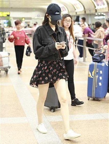 古力娜扎戛纳归来：穿长裙温婉迷人,秀美腿但不露脸