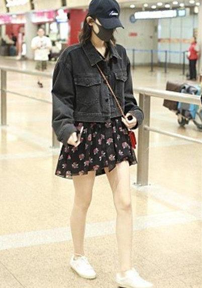 古力娜扎戛纳归来：穿长裙温婉迷人,秀美腿但不露脸