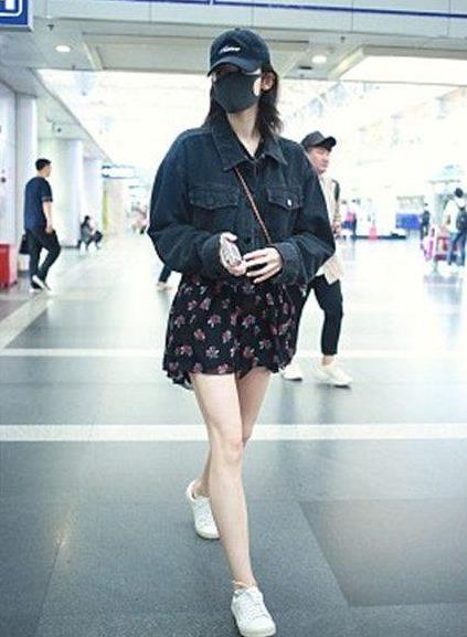 古力娜扎戛纳归来：穿长裙温婉迷人,秀美腿但不露脸