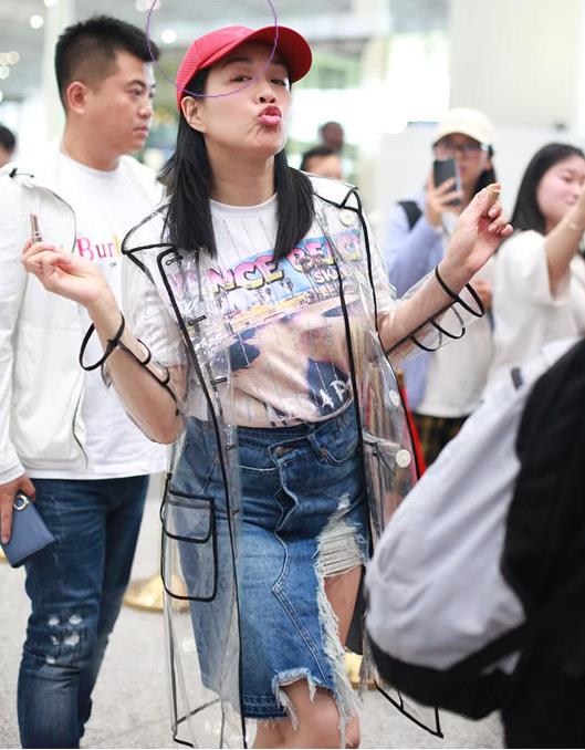 钟丽缇现身小腹微凸：素颜现身嘟嘴卖萌心情很好（图）