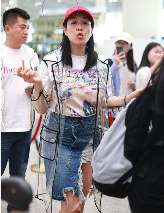 钟丽缇现身小腹微凸：素颜现身嘟嘴卖萌心情很好（图）