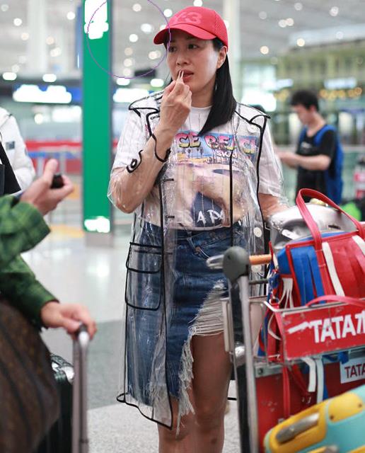 钟丽缇现身小腹微凸：素颜现身嘟嘴卖萌心情很好（图）