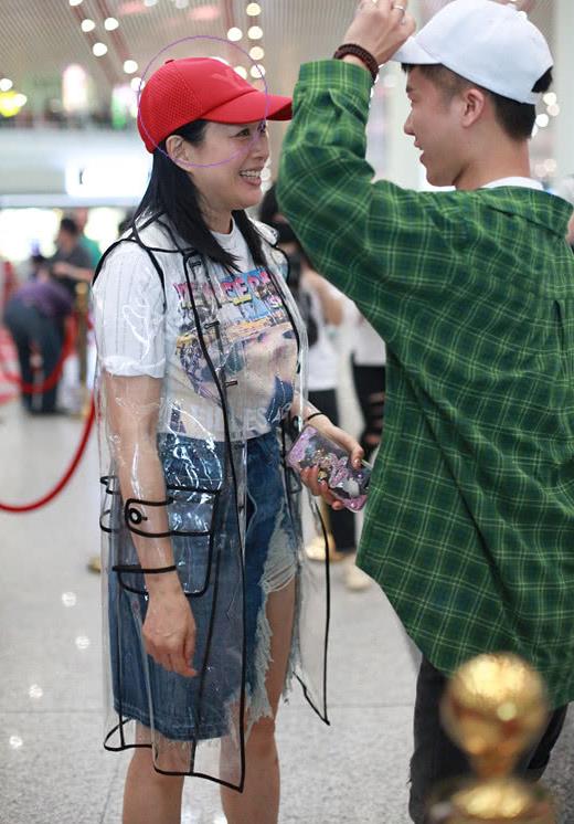 钟丽缇现身小腹微凸：素颜现身嘟嘴卖萌心情很好（图）