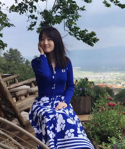 杨钰莹晒旅游照：网友赞宛如画中人,杨钰莹晒自拍照