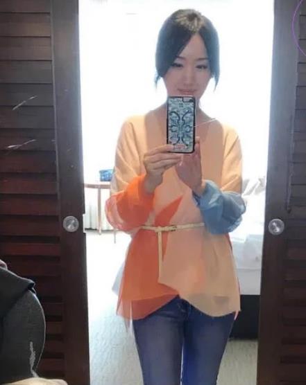 杨钰莹晒旅游照：网友赞宛如画中人,杨钰莹晒自拍照