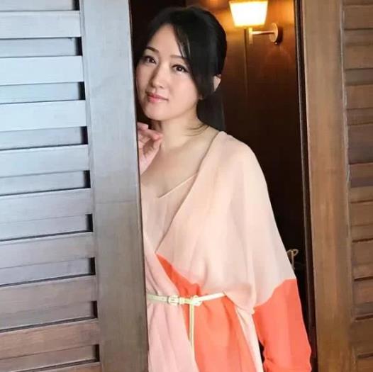 杨钰莹晒旅游照：网友赞宛如画中人,杨钰莹晒自拍照