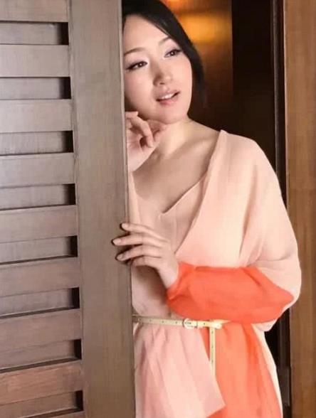 杨钰莹晒旅游照：网友赞宛如画中人,杨钰莹晒自拍照