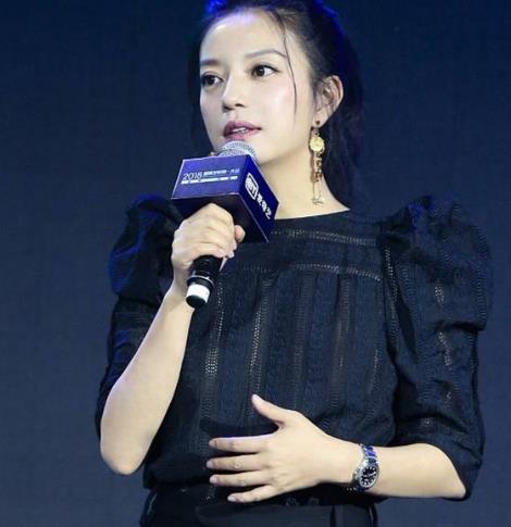 赵薇扎马尾嘟嘴卖萌：秀美腿精致干练,嘟嘴卖萌少女心十足