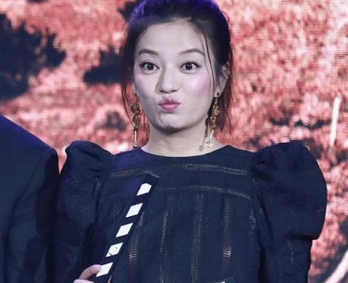 赵薇扎马尾嘟嘴卖萌：秀美腿精致干练,嘟嘴卖萌少女心十足