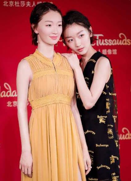 周冬雨为蜡像揭幕:蜡像与真人太逼真,傻傻分不清 周冬雨为蜡像揭幕:蜡像与真人太逼真,傻傻分不清
