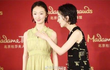 周冬雨为蜡像揭幕:蜡像与真人太逼真,傻傻分不清 周冬雨为蜡像揭幕:蜡像与真人太逼真,傻傻分不清