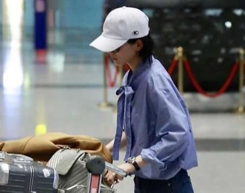 刘诗诗破怀孕传闻:小腹平坦破怀孕传闻(图) 刘诗诗破怀孕传闻:小腹平坦破怀孕传闻(图)