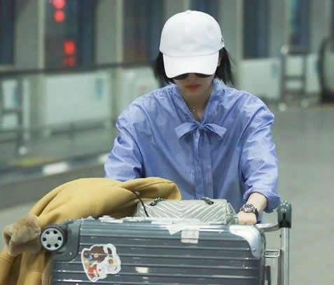 刘诗诗破怀孕传闻:小腹平坦破怀孕传闻(图) 刘诗诗破怀孕传闻:小腹平坦破怀孕传闻(图)