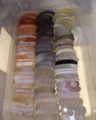 姑娘6年成囤货狂魔：姑娘买买买6年,快递小哥送到麻木