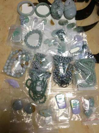 姑娘6年成囤货狂魔：姑娘买买买6年,快递小哥送到麻木