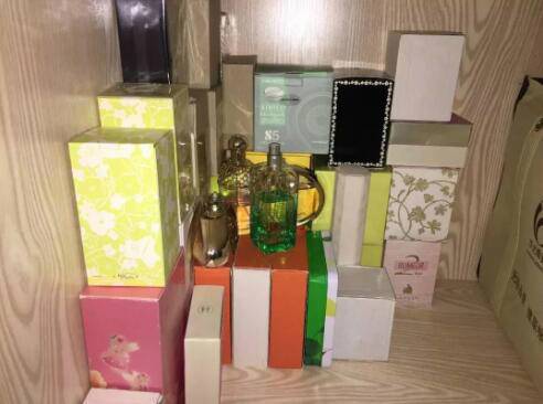 姑娘6年成囤货狂魔：姑娘买买买6年,快递小哥送到麻木