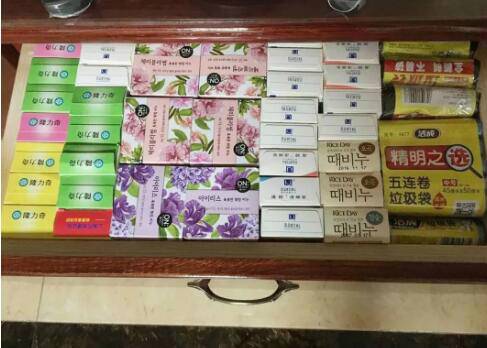 姑娘6年成囤货狂魔：姑娘买买买6年,快递小哥送到麻木