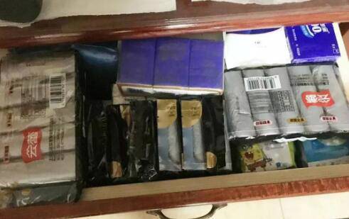 姑娘6年成囤货狂魔：姑娘买买买6年,快递小哥送到麻木