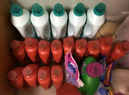 姑娘6年成囤货狂魔：姑娘买买买6年,快递小哥送到麻木