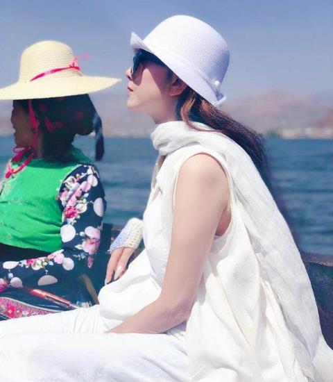 杨丽萍活得像少女：大红裙亮相,皮肤嫩没皱纹（图）